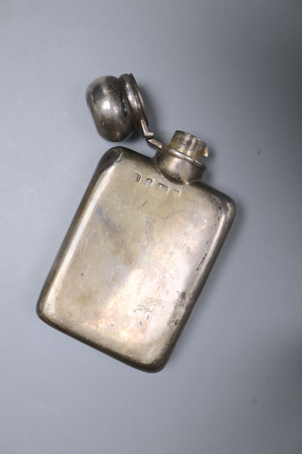 A late Victorian small silver hip flask, George Unite, Birmingham, 1900, 87mm and a silver mounted capstan inkwell, 13.5cm.